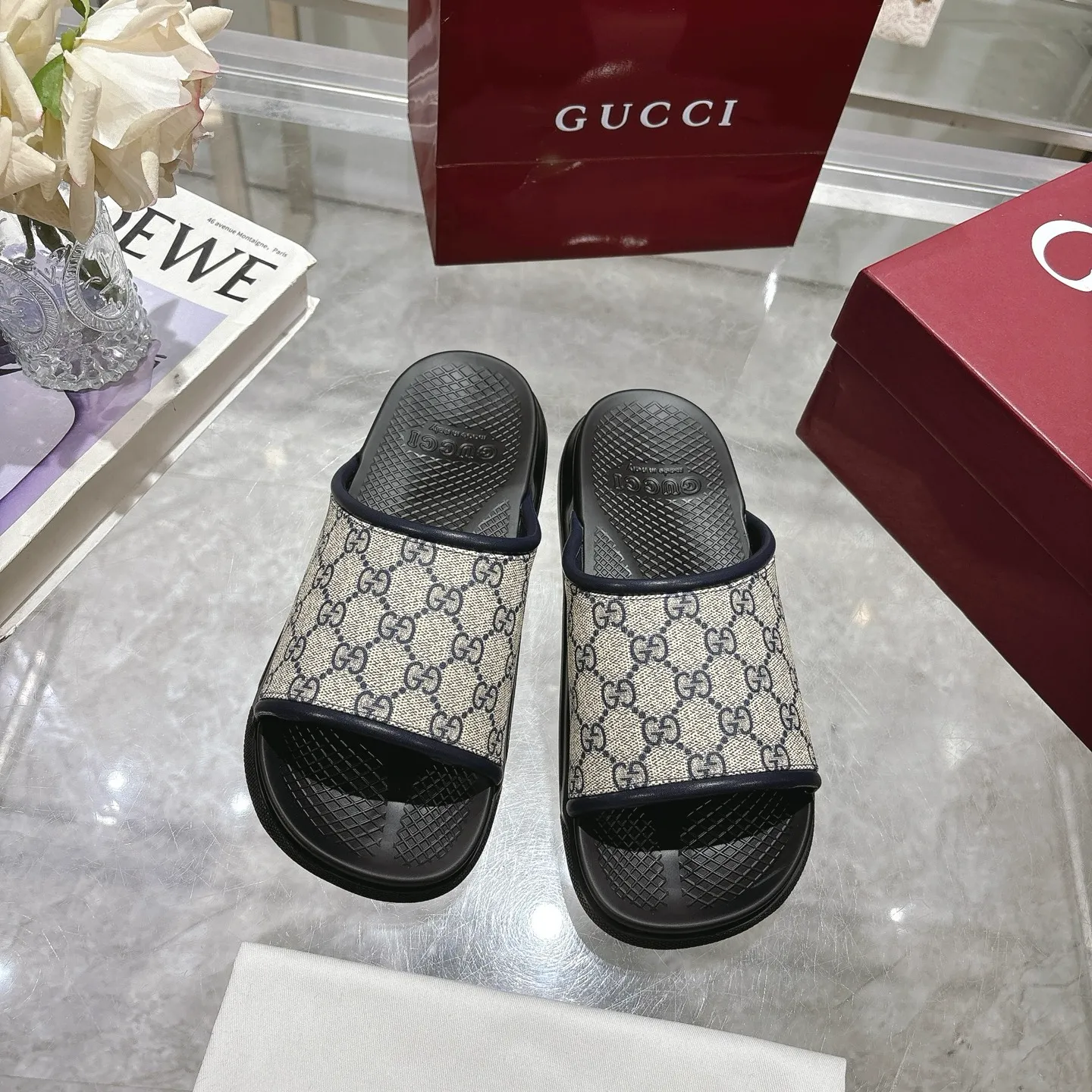 p400🐮🐮New summer men's slip-on slippers. Inspired by the summer spirit and beach clubs of the Italian coast, this piece is part of Gucci Lido. The Pre-Fall collection reinterprets the brand's signature elements and sophisticated patterns in a contemporary way. Made from black rubber, these flat sandals feature a slip-on design that reinterprets the brand's distinctive green and red web design. GG Classic Upper Men's Molded Rubber Footbed Gucci Logo Flat Made in Italy Size: Men's 40 to 47,